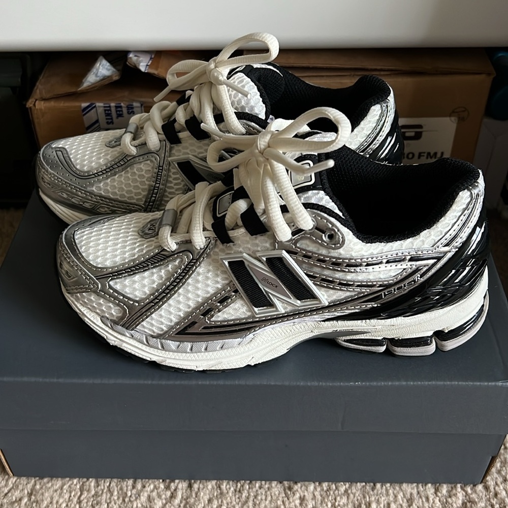 New Balance- 1906R
